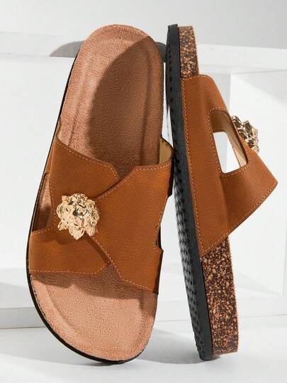 SHUZIA Sandalias deslizantes de piel sintética premium con una banda y decoración metálica de león para hombres - Audaces, elegantes y cómodas