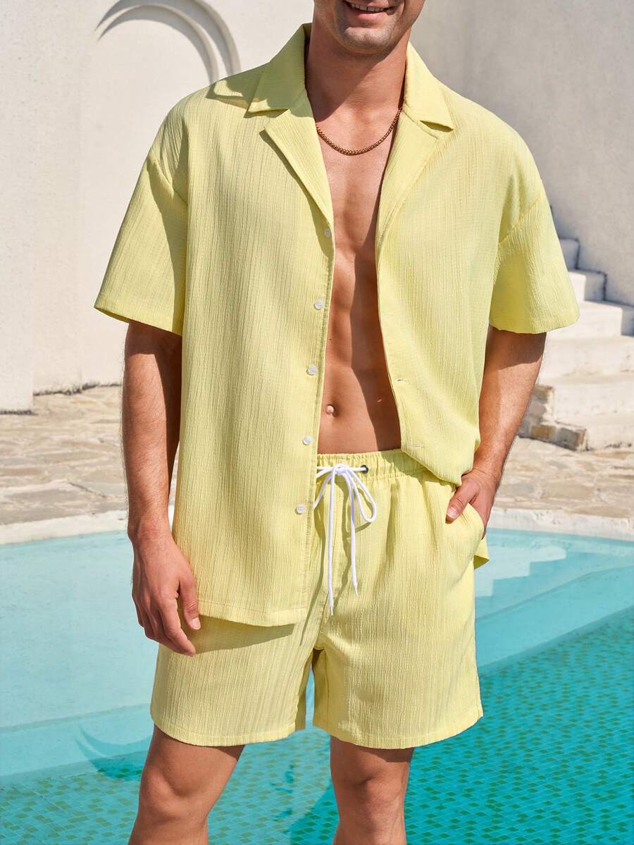 Manfinity KASUA Conjunto de playa para hombre con camisa de manga corta de botones frontones y pantalones cortos con bolsillo diagonal - Amarillo claro - Ver 1