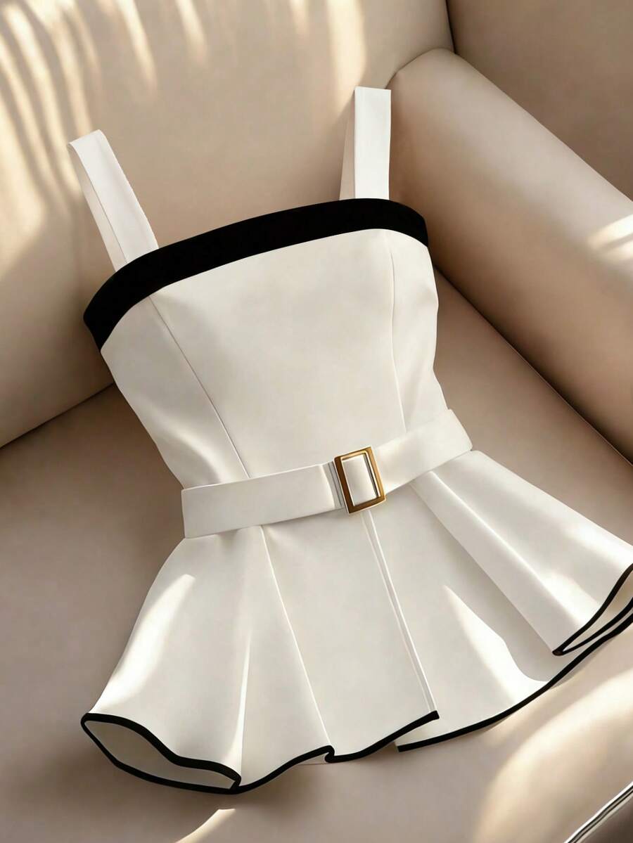 SHEIN Franclia 新款女装：优雅白色无肩带上衣，饰以黑色和金色纽扣，收腰设计，凸显纤细身材。百搭法式吊带背心，春夏皆宜。适合所有季节——情人节、度假、休闲穿着或优雅团队装扮的理想之选。 - 杏色 - 查看 1