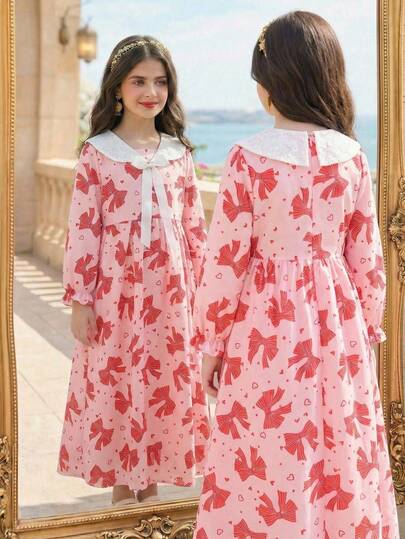 Denna rosa blommiga midiklänning för äldre flickor har spetskrage och en stor rosett i arabisk/mellanösternstil. Den är lämplig för vardagsbruk, helgdagar och andra tillfällen.