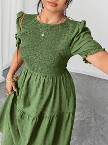 Elenzga 大码优雅休闲纯色泡泡袖褶皱荷叶边连衣裙，适合日常通勤、办公、外出就餐、浪漫约会和度假。春夏新款纯色连衣裙，绿色优雅连衣裙，女士褶皱连衣裙，多层长款连衣裙，泡泡袖连衣裙，灯笼袖连衣裙，泡泡袖连衣裙，绿色长款连衣裙，休闲长款连衣裙，绿色连衣裙，女士夏季连衣裙，女士连衣裙，优雅女士休闲连衣裙，女士经典连衣裙 - 綠色 - 查看 4