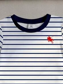 Souflis Souflis Bộ đồ mùa hè cho bé trai, gồm áo polo kẻ sọc và áo thun tay ngắn cổ tròn in logo hiệp sĩ cùng quần short đồng bộ. - Nhiều màu - Xem 3