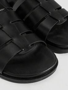 SHUZIA #UrbanBeach 男士多带渔夫高级人造革黑色鞋垫拖鞋 – 从游艇甲板到城市街区，每一步都充满自信。 - 黑色 - 查看 7