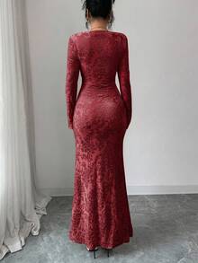 Rafferiza 女士天鹅绒烧花垂褶领长袖修身中长连衣裙，冬季 - 酒紅色 - 查看 2