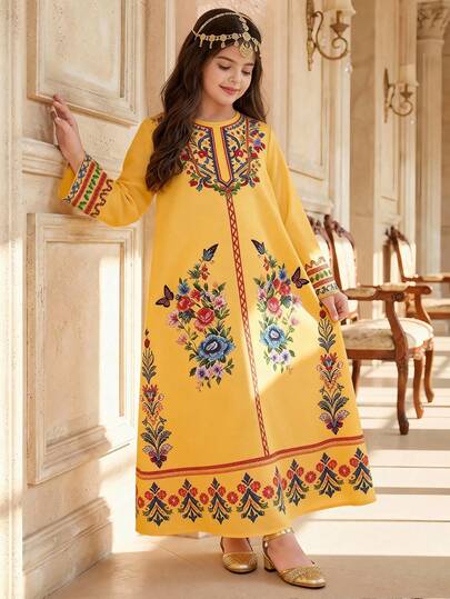 Sparklyn Este vestido largo con estilo de palacio del Medio Oriente presenta una base de color amarillo dorado con bordados florales intrincados en patrones vibrantes de rojo y azul real. Los delicados motivos florales adornan el cuello y los puños. La suave y fluida tela crea una silueta recta y relajada que encarna tanto la elegancia digna de la vestimenta tradicional como la estética lujosa y regia de la moda palaciega. Adecuado para ceremonias religiosas y reuniones familiares de alta gama, esta exquisita pieza irradia un sentido de ritual cultural y sofisticación noble.
