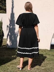 Juhart 大码女式梭织常规早春休闲舒适通勤深V短袖拼接白色蕾丝收腰长款黑色连衣裙 - 黑色 - 查看 2