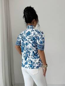 Elenzga 女士优雅时尚通勤休闲舒适迷人复古浪漫假日短袖泡泡袖蝴蝶结领宽松印花衬衫 - 藍白色 - 查看 2