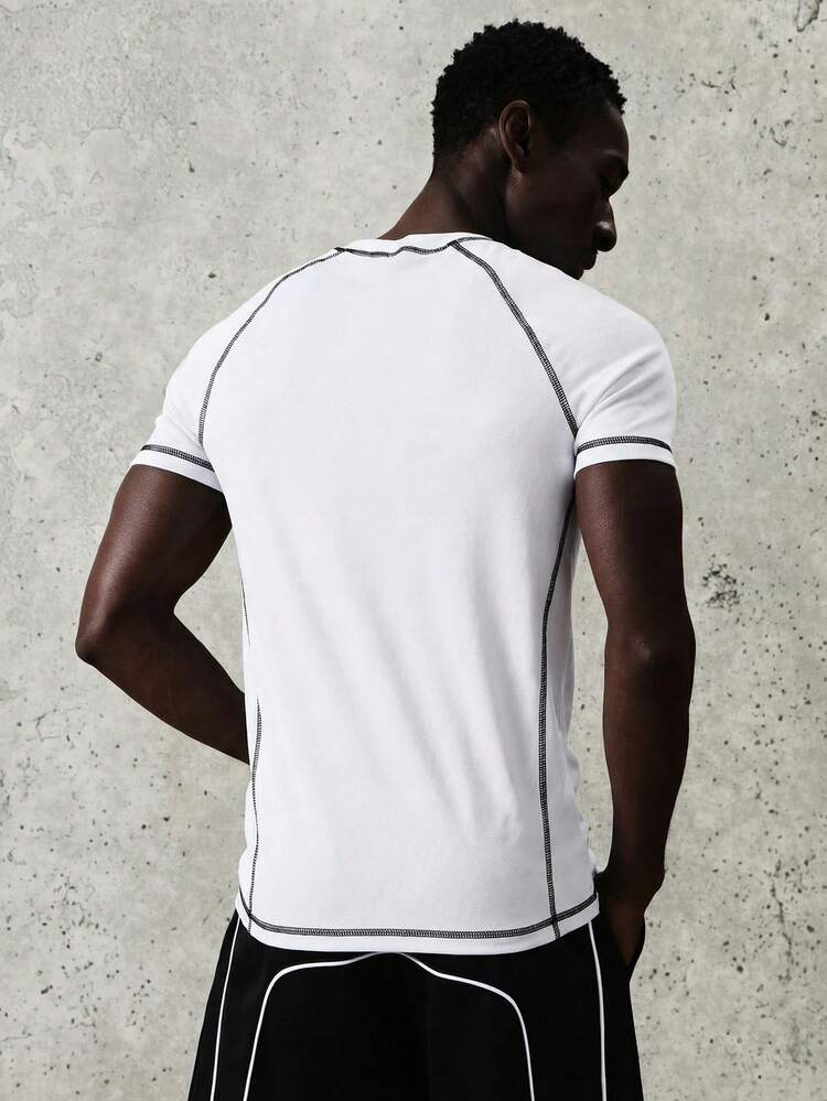 コントラストステッチのクルーネックTシャツ