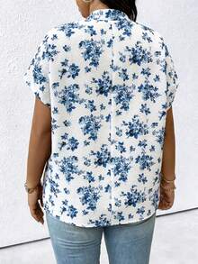 SHEIN LUNE CURVE 大码女式优雅印花V领蝙蝠袖休闲衬衫，适合通勤、休闲和日常百搭穿着 - 藍白色 - 查看 2