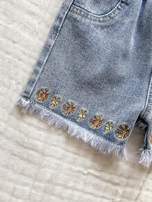 SHEIN Vintaside Kids 女童两件套夏季套装，复古甜美可爱街头休闲乡村风穿搭推荐：黄白格纹泡泡袖上衣，饰有同色系刺绣花朵，搭配浅蓝色毛边牛仔短裤，同样饰有黄色刺绣花朵。和谐的层次感设计散发青春活力，适合日常出行和假日聚会。 - 黃色 - 查看 8