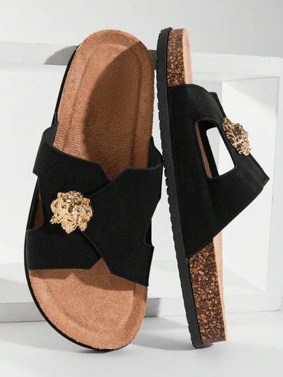 SHUZIA #奢华灵感男士狮子金属装饰单带软垫高级人造革黑色拖鞋——大胆、时尚又舒适