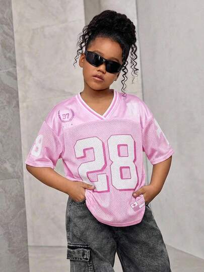 Camiseta de punto de manga corta con cuello en V, hombros caídos y parches con estampado numérico y eslogan en inglés, estilo casual y de calle Y2K para niña preadolescente, color rosa