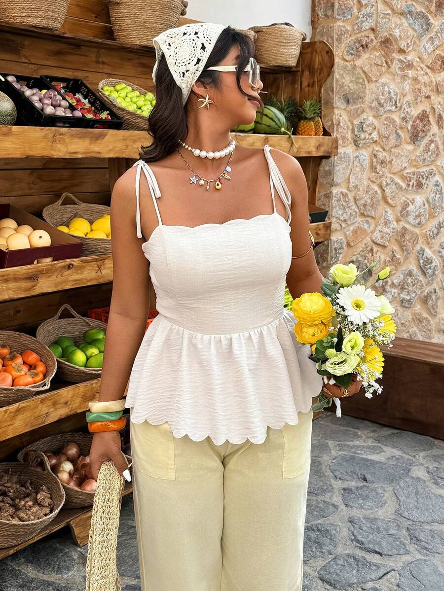 SHEIN Holidaya 杏色加大码吊带露脐上衣 - 花瓣/波浪领，收腰娃娃A字裙，休闲时尚 - 杏色 - 查看 1