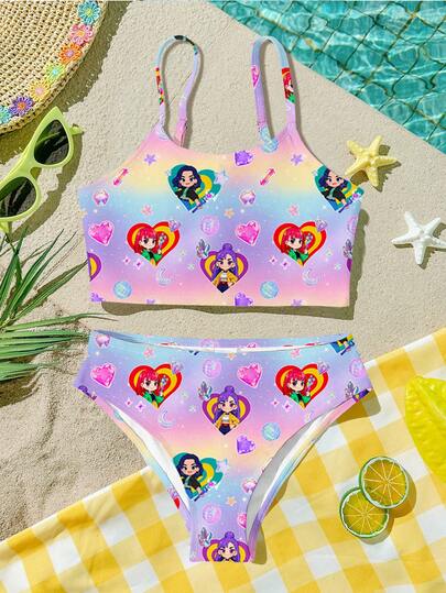 SHEIN Estampado de traje de baño de grupo de chicas de K-Pop, chica de dibujos animados, púrpura vibrante, conjunto de camiseta y bikini ajustado informal para niñas jóvenes, adecuado para el verano