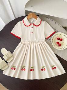 SHEIN Vintaside Kids Đầm polo tay ngắn dáng chữ A thêu hình quả anh đào dễ thương cho bé gái 5-6 tuổi, cổ Peter Pan, thoáng khí, thích hợp cho bé chơi hàng ngày, hoạt động ngoài trời và các dịp đặc biệt, đơn giản và thời trang với họa tiết quả anh đào ngọt ngào. - trắng - Xem 3