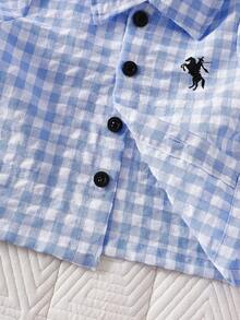 SHEIN Conjunto de 2 piezas para bebé recién nacido niño de verano, camisa polo de manga corta y pantalones cortos de algodón con rayas azules y blancas a cuadros, atuendo casual de vacaciones con estampado - Azul - Ver 9