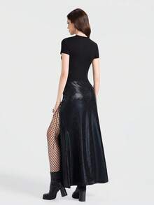 Breakform Áo thun nữ tay ngắn ôm sát, cổ tròn, họa tiết rắn cuộn và gai bao quanh hoa hồng theo phong cách Gothic. - màu đen - Xem 2