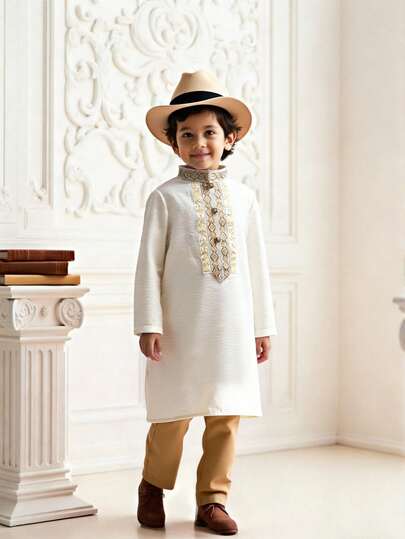 两件套传统中式男童立领半开襟长款上衣，饰以金色滚边和纽扣，搭配卡其色松紧腰裤，面料柔软舒适，适合居家、户外活动、生日派对、洗礼、周岁生日、庆典、宴会、婚礼等场合，春夏秋季皆宜。