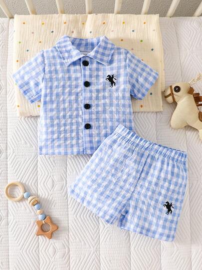 Conjunto de verão para bebê menino, composto por cardigã azul xadrez de manga curta com gola e shorts combinando. Estilo casual e minimalista.