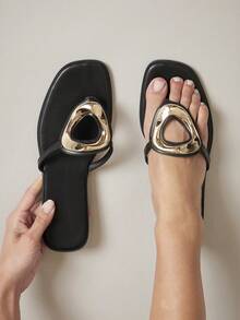 SHUZIA Elegantes sandalias planas de mujer de piel sintética negra con decoración de metal dorado, cómodas y con suela antideslizante, de estilo casual y elegante para uso en primavera, verano, vacaciones y playa - Negro - Ver 2
