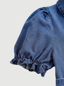 SHEIN Vestido casual ajustado com gola de babado, manga bufante e estampa floral miúda tecida para meninas adolescentes. Vestido confortável e doce com aplicação de laço e remendos de Denim na manga bufante, adequado para uso diário, brincadeiras ao ar livre, viagens, escola, primavera/verão, férias de verão e relaxamento no verão. - Lavagem Média - Visão 4