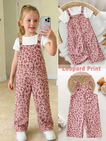 SHEIN Mono de estampado de leopardo rosa lindo para niñas pequeñas y bebés, versátil para primavera, verano, otoño. Conjunto de ropa de bebé con estampado de leopardo/guepardo para niñas pequeñas. Mono de estampado de leopardo para bebés y niñas pequeñas. Peto de estampado de leopardo/guepardo con suéter de cuello alto blanco para niñas. Mono de estampado de leopardo de pana con tirantes ajustables para niñas