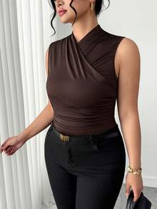 Elenzga 大码女式纯色褶皱交叉V领吊带背心，优雅通勤装，适合丰满女性，性感服饰，潮流女装，最新女装，精美女装，性感女装，女士紧身衣 - 棕色 - 查看 3