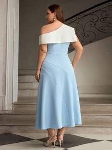 ZEYLAH Vestido midi elegante com ombros assimétricos, blocos de cor e cintura estruturada, para primavera/verão. - Baby Azul - Ver 3