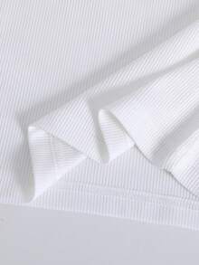 Bộ đồ hai mảnh dành cho bé gái, gồm áo trễ vai dễ thương và đơn giản với họa tiết hoa và chân váy ngắn màu xanh bạc màu in hình trái cây. Hoàn hảo cho mặc hàng ngày và những chuyến đi chơi nghỉ mát. - Nhiều màu - Xem 3