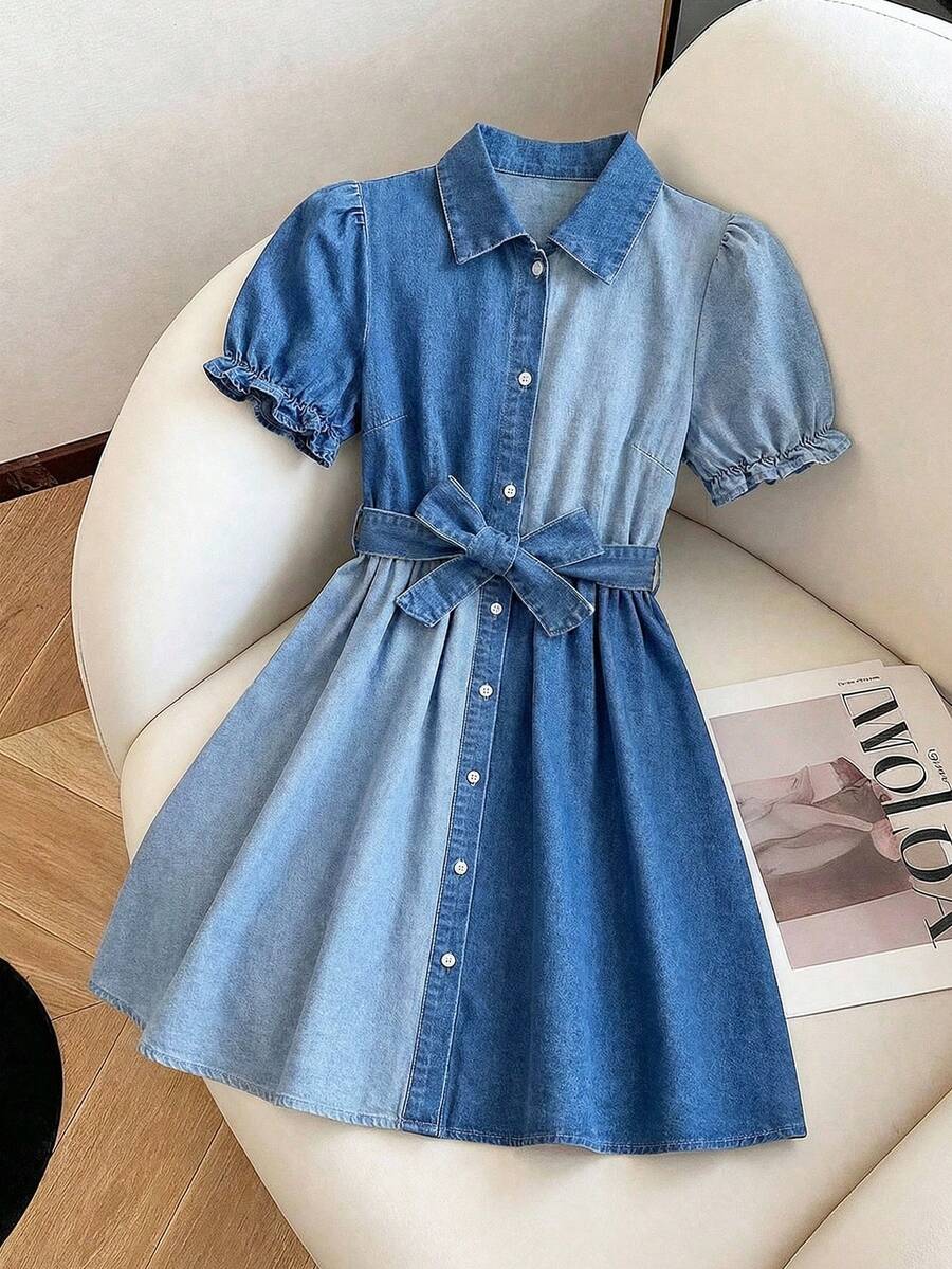 SHEIN Vestido casual ajustado com gola de babado, manga bufante e estampa floral miúda tecida para meninas adolescentes. Vestido confortável e doce com aplicação de laço e remendos de Denim na manga bufante, adequado para uso diário, brincadeiras ao ar livre, viagens, escola, primavera/verão, férias de verão e relaxamento no verão. - Lavagem Média - Visão 1