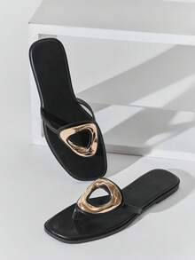 SHUZIA Elegantes sandalias planas de mujer de piel sintética negra con decoración de metal dorado, cómodas y con suela antideslizante, de estilo casual y elegante para uso en primavera, verano, vacaciones y playa - Negro - Ver 1
