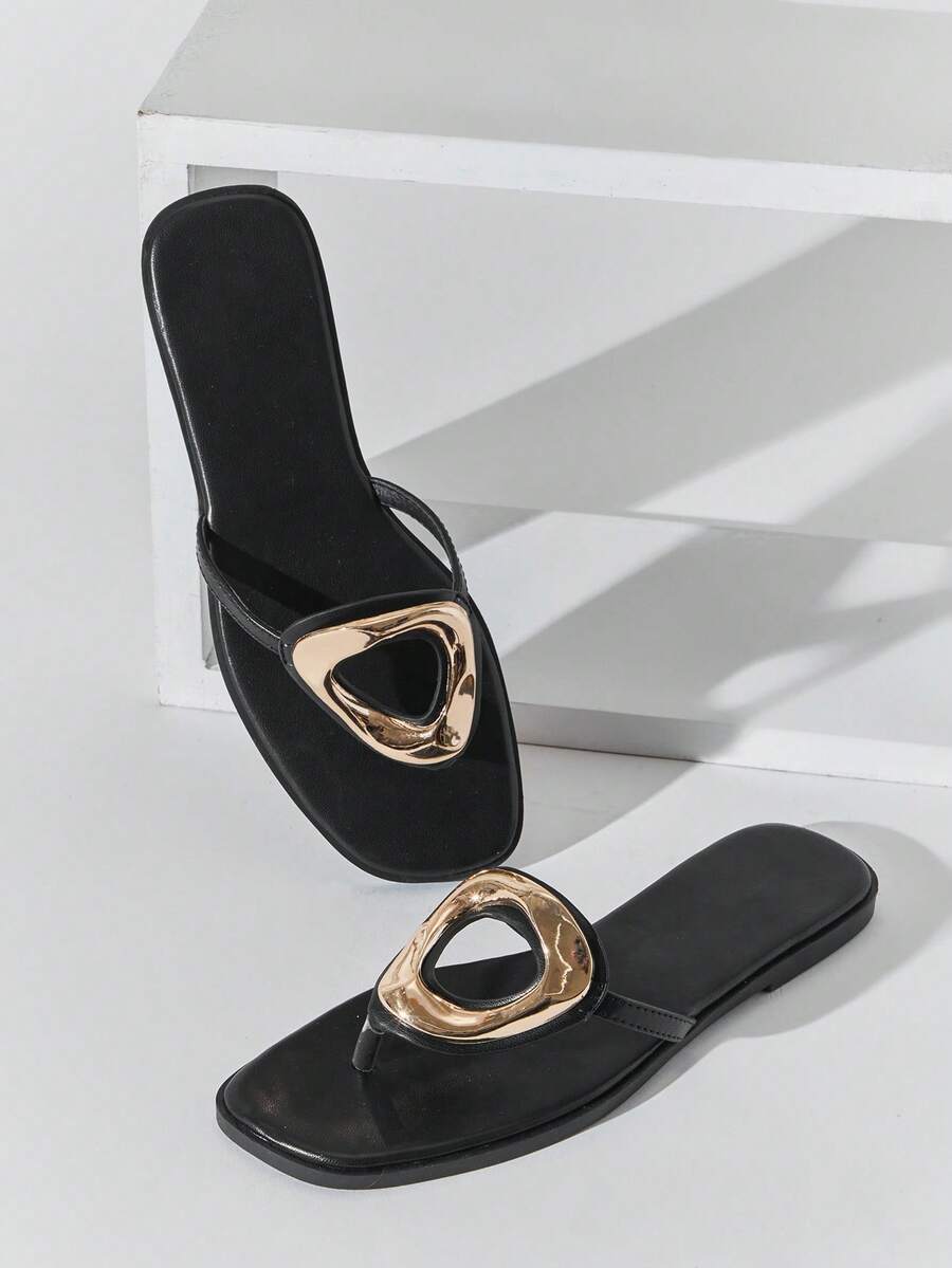 SHUZIA Elegantes sandalias planas de mujer de piel sintética negra con decoración de metal dorado, cómodas y con suela antideslizante, de estilo casual y elegante para uso en primavera, verano, vacaciones y playa - Negro - Ver 1