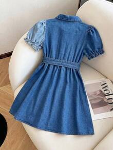 SHEIN Vestido casual ajustado com gola de babado, manga bufante e estampa floral miúda tecida para meninas adolescentes. Vestido confortável e doce com aplicação de laço e remendos de Denim na manga bufante, adequado para uso diário, brincadeiras ao ar livre, viagens, escola, primavera/verão, férias de verão e relaxamento no verão. - Lavagem Média - Visão 2