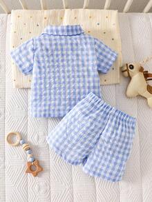 SHEIN Conjunto de 2 piezas para bebé recién nacido niño de verano, camisa polo de manga corta y pantalones cortos de algodón con rayas azules y blancas a cuadros, atuendo casual de vacaciones con estampado - Azul - Ver 4