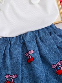 Bộ đồ hai mảnh dành cho bé gái, gồm áo trễ vai dễ thương và đơn giản với họa tiết hoa và chân váy ngắn màu xanh bạc màu in hình trái cây. Hoàn hảo cho mặc hàng ngày và những chuyến đi chơi nghỉ mát. - Nhiều màu - Xem 6