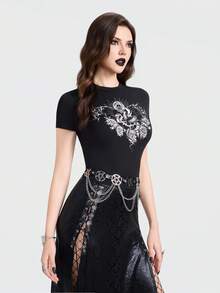 Breakform Áo thun nữ tay ngắn ôm sát, cổ tròn, họa tiết rắn cuộn và gai bao quanh hoa hồng theo phong cách Gothic. - màu đen - Xem 3