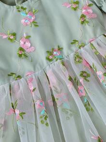 SHEIN Glamorique Kids 小女孩超可爱花卉刺绣装饰休闲时尚娃娃裙 - 綠色 - 查看 4