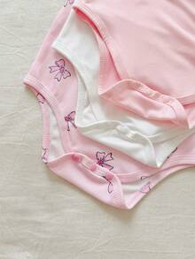 SHEIN 3件套女婴夏季新款信封领短袖荷叶边下摆开裆蝴蝶结印花/全身蝴蝶结印花/纯粉色简约百搭可爱连体衣 - 彩色 - 查看 5