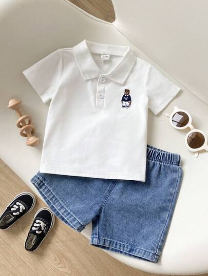 Playful Pals Set de 2 piezas de top de manga corta con cuello polo y bordado de oso lindo + pantalones cortos de mezclilla lavado claro para niño pequeño, adecuado para primavera/verano, uso en exteriores, interiores, deportes, cómodo, estilo universitario