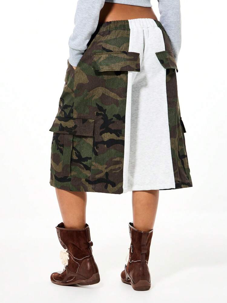 SUMWON WOMEN Pantaloncini cargo in denim mimetico con pannelli a contrasto