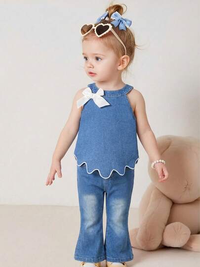 Set da 2 pezzi per bambine, stile casual francese vintage carino e dolce, in jeans lavato azzurro chiaro, design senza maniche alla francese, fiocco 3D bianco, ricamo ondulato carino e giocoso, top abbinato a pantaloni a zampa in denim, silhouette aderente comoda, tessuto elastico, un punto luminoso nell'estate calda