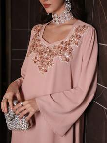 Al Najma 纯色不对称领口宽松长袖优雅奢华连衣裙，饰有3D立体花卉领饰 - 淺粉色 - 查看 3