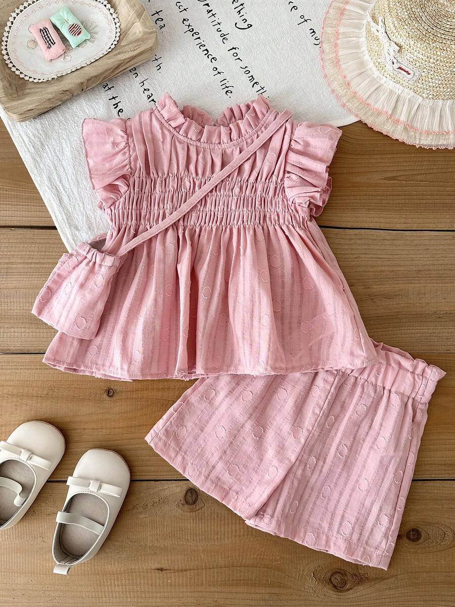 SHEIN 3件套/女婴可爱时尚粉色纹理梭织面料上衣，胸前饰有褶皱荷叶袖，搭配短裤和小包，三件套组合，夏季完美之选 - 粉色 - 查看 1