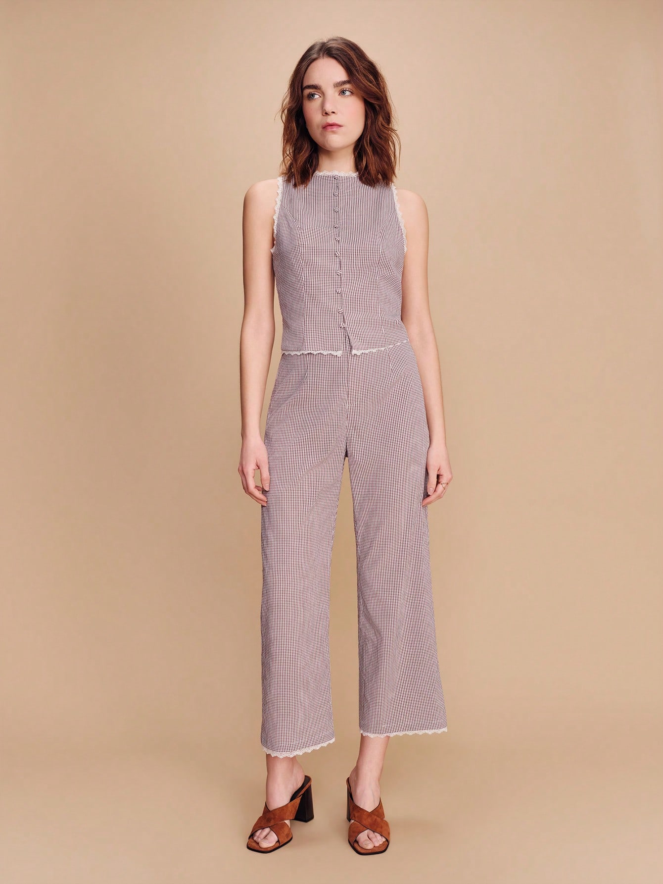 Calça Reta com Detalhes de Renda na Barra em Tecido Xadrez