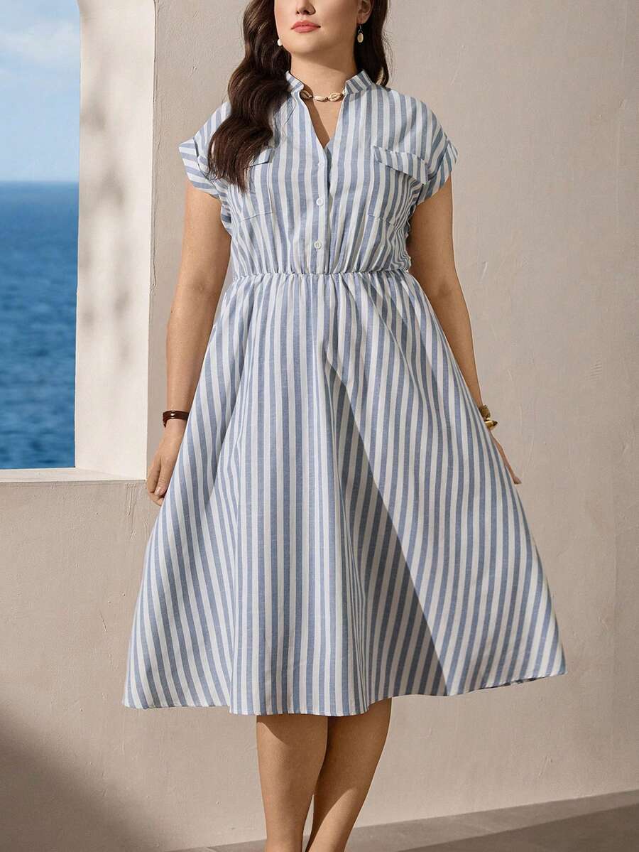 Zelara 这款大码女式夏季中长连衣裙，采用蓝白条纹设计，翻领和收腰剪裁，适合身材丰满、魅力四射的优雅女性。它既是夏季休闲度假的理想之选，也是充满航海风情的女士连衣裙。这款连衣裙款式多样，包括大码度假装、大码邮轮服装等。此外，它还包含蓝色条纹连衣裙、中长款夏季连衣裙、海滨连衣裙、女士度假连衣裙、夏季休闲连衣裙、女士休闲连衣裙、蓝白条纹连衣裙、竖条纹连衣裙、纽扣连衣裙、学院风连衣裙、棉质女士休闲连衣裙、女士夏季连衣裙、条纹中长连衣裙、短袖连衣裙等。 - 藍白色 - 查看 1