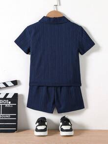 SHEIN Genkimix Kids 两件套男童休闲校园风短袖衬衫和短裤，舒适百搭，适合日常穿着，夏季外出和上学穿着。 - 藏蓝色 - 查看 2
