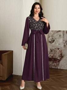 Al Najma 女款紫色花卉刺繡V領長袖優雅阿拉伯風保守A字腰帶式秋季長洋裝，適合晚宴派對 - 酒紅色 - 查看 7