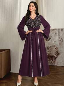 Al Najma 女款紫色花卉刺繡V領長袖優雅阿拉伯風保守A字腰帶式秋季長洋裝，適合晚宴派對 - 酒紅色 - 查看 3