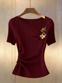 GlowEve Áo thun ngắn tay màu đỏ rượu vang, cổ lệch, xếp ly bên hông, trang trí hoa kim loại. - Đỏ - Xem 1