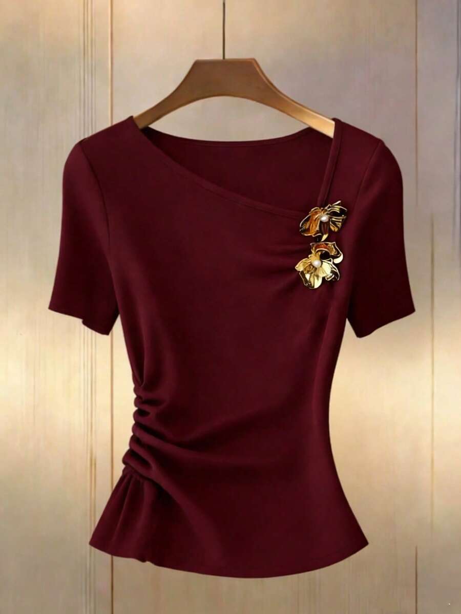 GlowEve Áo thun ngắn tay màu đỏ rượu vang, cổ lệch, xếp ly bên hông, trang trí hoa kim loại. - Đỏ - Xem 1